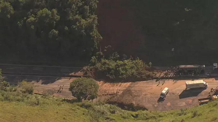 Deslizamento de terra serra das araras