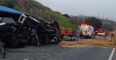 Acidente com carreta deixa trânsito lento na Via Dutra na região de Aparecida