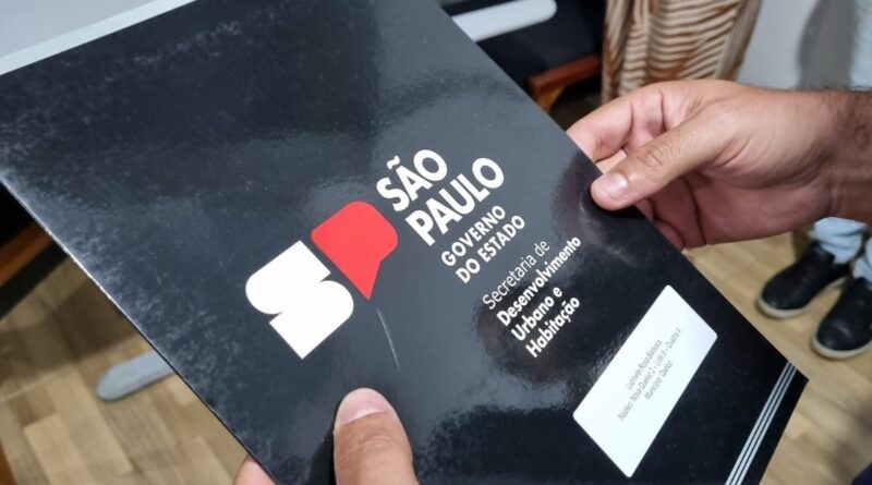 Prefeitura de Queluz realiza entrega de regularização fundiária em bairro do município