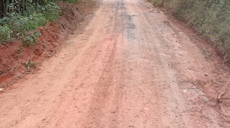 Prefeitura de Queluz realiza melhorias em importante estrada rural do município