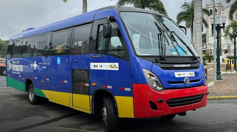 Queluz recebe novo micro-ônibus para transporte de pacientes do SUS