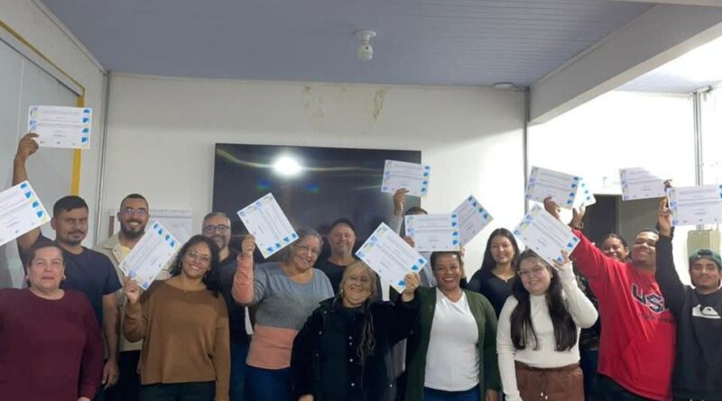 Queluz realiza formatura de cursos de qualificação profissional
