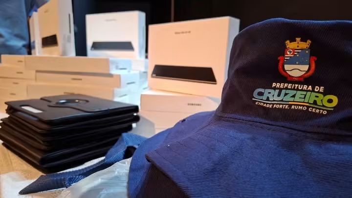Prefeitura de Cruzeiro entrega tablets e kits de trabalho para agentes da Saúde