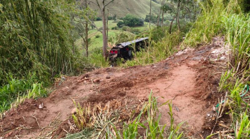 Equipes preparam retirada de ônibus que caiu em ribanceira na Serra da Mantiqueira