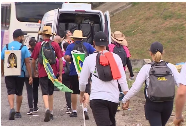PRF orienta romeiros a evitar caminhada à noite na Dutra rumo a Aparecida