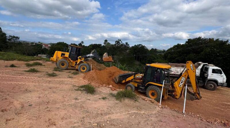Lavrinhas inicia preparação de terreno para construir 20 casas populares